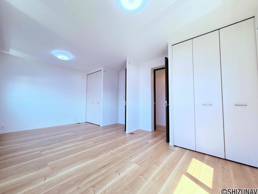 洋室11.3帖。お子様の成長に合わせて二部屋へ間仕切りできます。