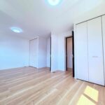 洋室11.3帖。お子様の成長に合わせて二部屋へ間仕切りできます。
