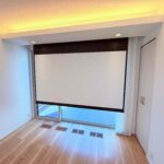 リビングには電動スクリーン。ホームシアターに早変わり！