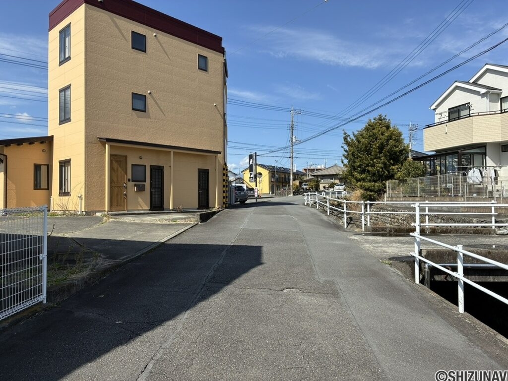 東側前面道路