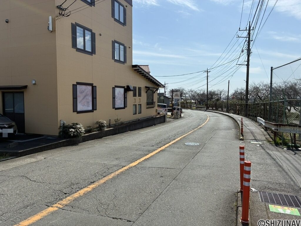 西側前面道路