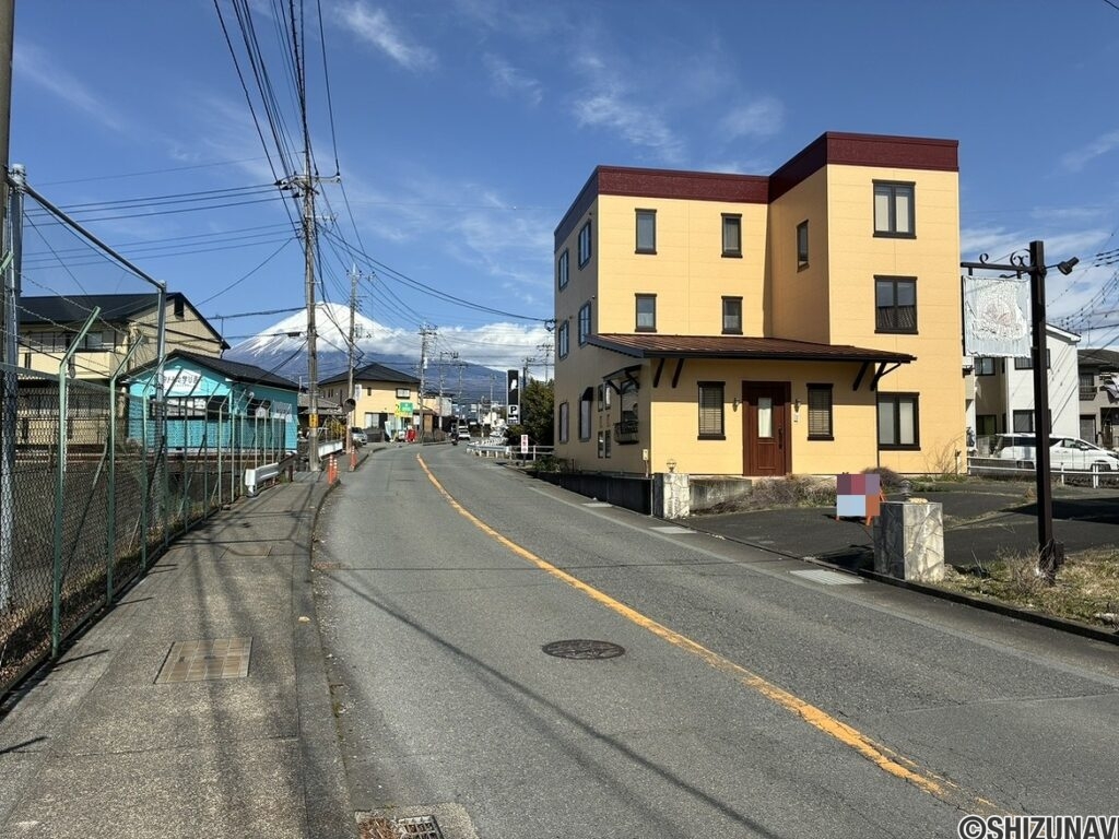 西側前面道路