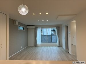１号棟：２階キッチンから見たリビング