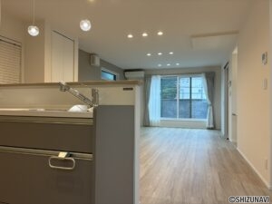 １号棟：２階キッチンから見たリビング