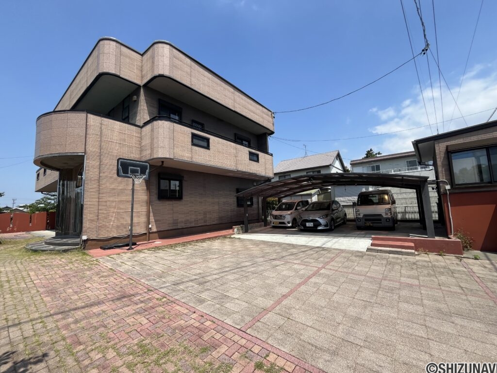 建物外観、駐車スペースです。