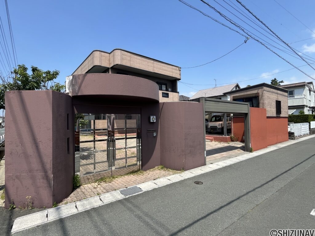 電動シャッター付きの塀です。