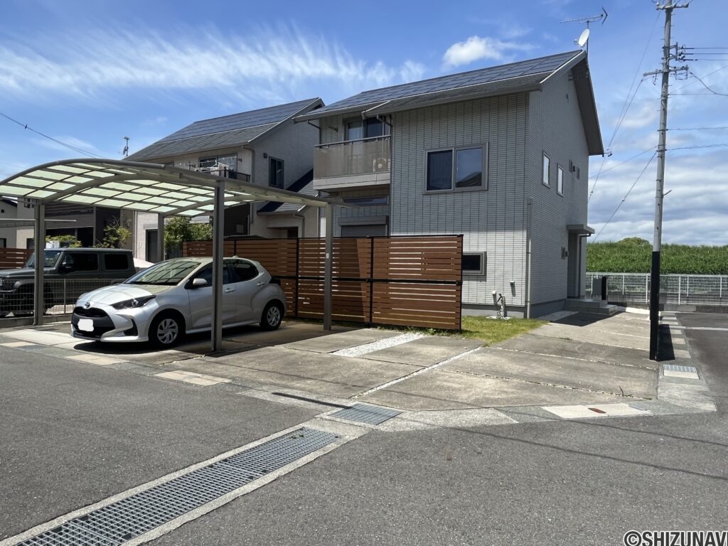 建物外観です。広々した敷地は複数台駐車可能です。