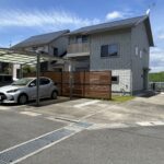 建物外観です。広々した敷地は複数台駐車可能です。