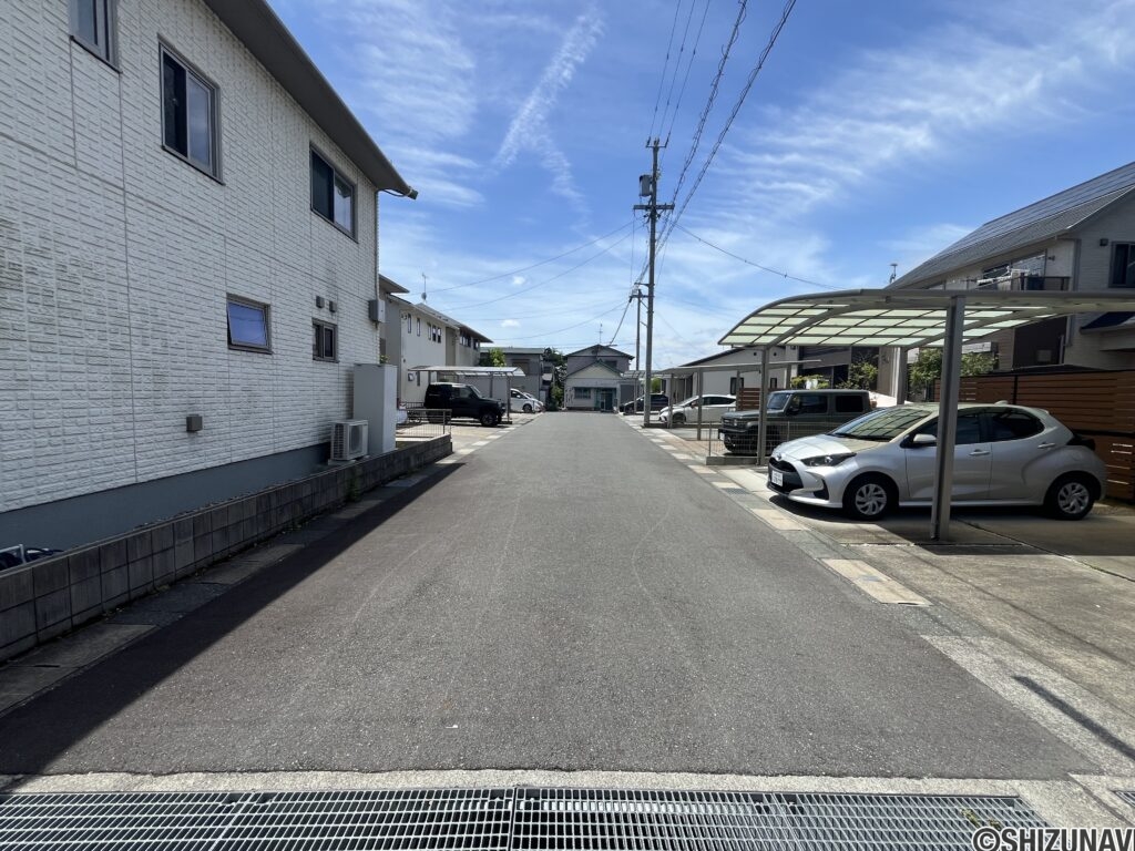 広めの前面道路に面しています。