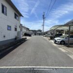 広めの前面道路に面しています。