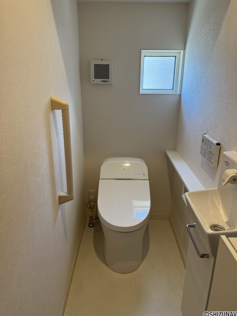 1階トイレはタンクレスです。