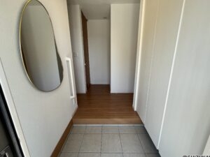 玄関です。シューズクロークなど収納スペースもございます。