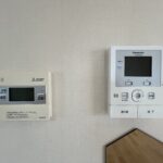 給湯パネル、モニター付きインターホンです。