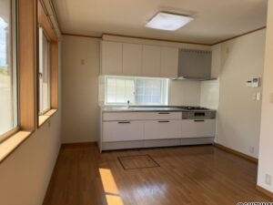 出窓から光が差し込み明るいキッチンです