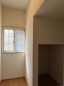 1階、階段下収納スペースは広めで便利です。
