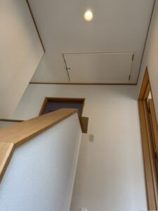 便利な屋根裏収納付きで収納スペースも充実しています