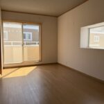 バルコニーへ直接出入りできる明るい洋室です。
