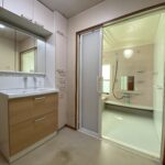 余裕のある脱衣所と浴室で一日の終わりをゆったりとお過ごしいただけます。※リフォーム予定です。