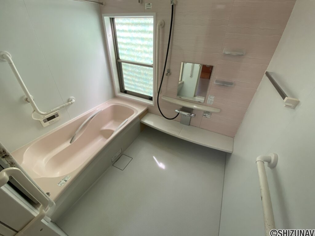 余裕のある脱衣所と浴室で一日の終わりをゆったりとお過ごしいただけます。※リフォーム予定です。