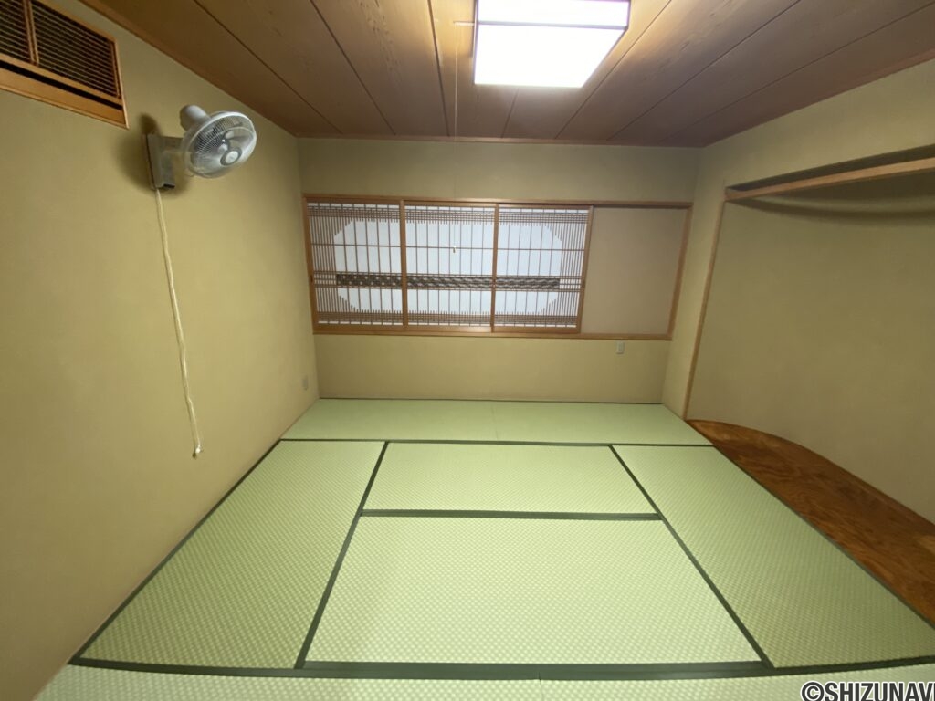 ８帖の和室は応接間としても利用可能な趣のある雰囲気です。