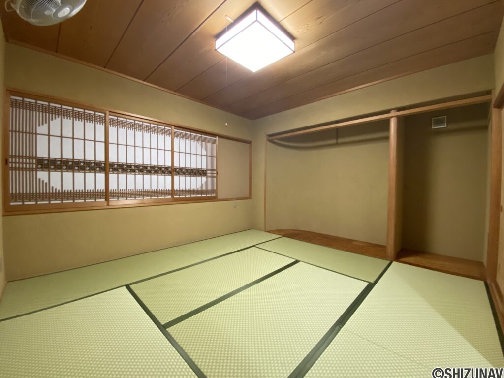 ８帖の和室は応接間としても利用可能な趣のある雰囲気です。
