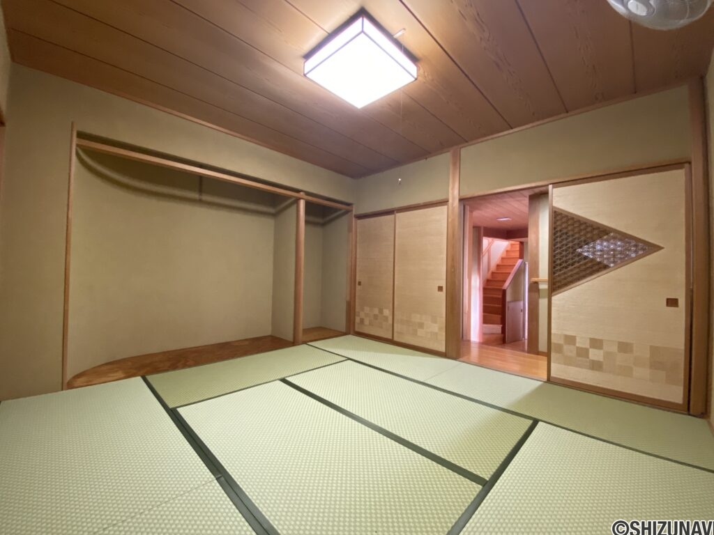 ８帖の和室は応接間としても利用可能な趣のある雰囲気です。