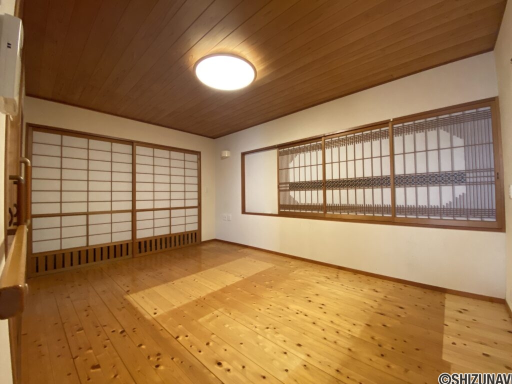 障子の木枠はサッシ職人の手作りで非常に細かい飾り細工が施されております。