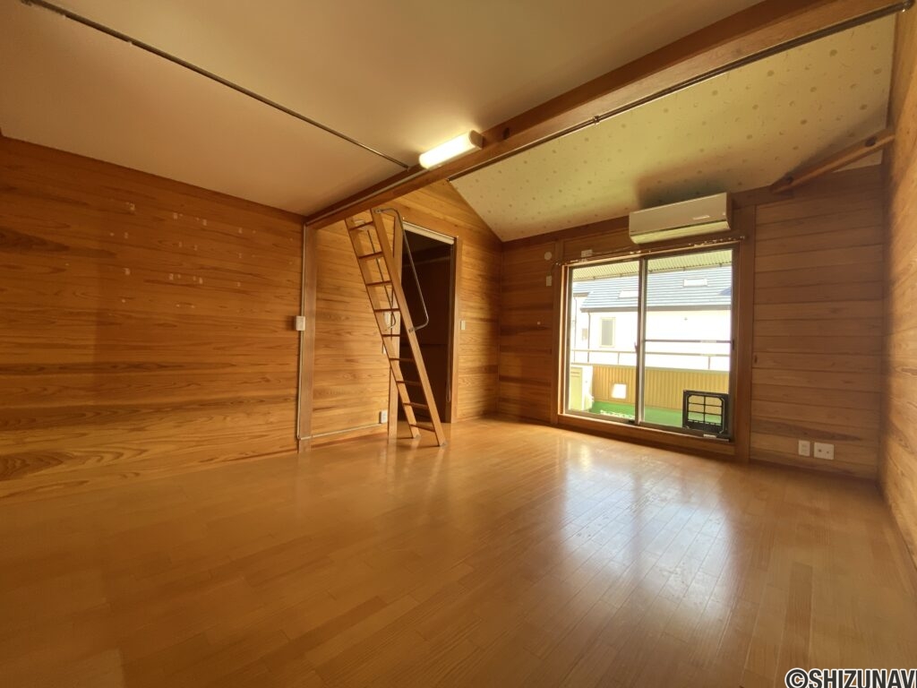 ２階は全部屋ロフトがある為、たっぷり収納が可能です。