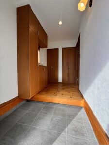 玄関②（玄関の収納が充実しています）