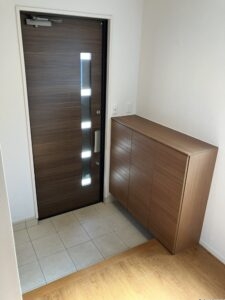 玄関入って右側にシューズクローゼットがございます。