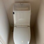 １階トイレは窓付きで明るい印象です♪