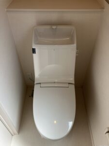 １階トイレは窓付きで明るい印象です♪