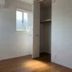 2階南西側洋室の別角度です。