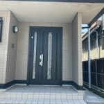 玄関前からの撮影です。