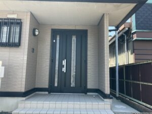 玄関前からの撮影です。