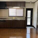ダイニングキッチン部分からは勝手口での出入りが可能です。