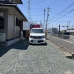 北側玄関前のスペースに車の駐車が可能です。