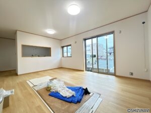 【リフォーム中/リビング】フロアタイルの上張り、壁・天井のクロス張替え、照明の交換を行います。内装と設備を一新し、毎日の暮らしをより快適に過ごせる空間へとリフォームを進めています。