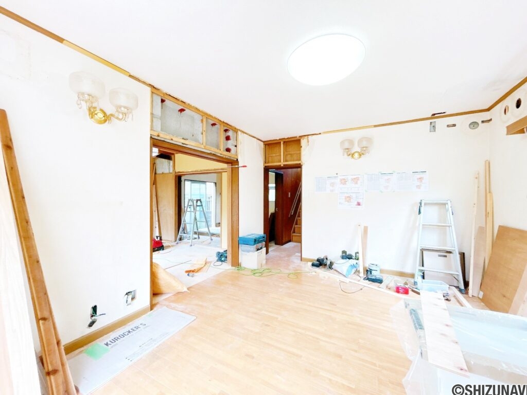 【リフォーム中/LDK】（6/29撮影）元々は10帖の洋室ですが、隣の和室と繋げて約17帖のLDKになる予定です。広々としたLDKで家族団らんを楽しんでいただけます。