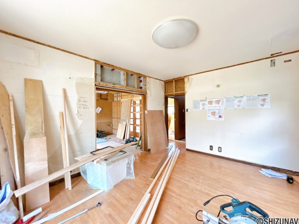 【リフォーム中/LDK】（7/11撮影）元々は10帖の洋室ですが、隣の和室と繋げて約17帖のLDKになる予定です。広々としたLDKで家族団らんを楽しんでいただけます。