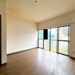 【リフォーム前/LDK】LDKはフロアタイル上張り、クロス張替、照明交換を行います。約16.5帖のゆったりとしたLDKで家族団らんを楽しんでいただけます。