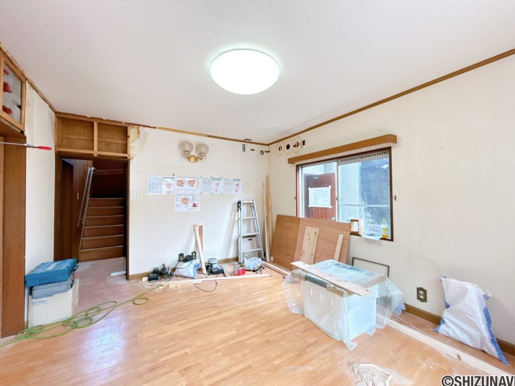 【リフォーム中/LDK別角度】（6/29撮影）フローリング重張、建具交換、クロス張替、照明交換を行います。
