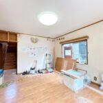 【リフォーム中/LDK別角度】（6/29撮影）フローリング重張、建具交換、クロス張替、照明交換を行います。