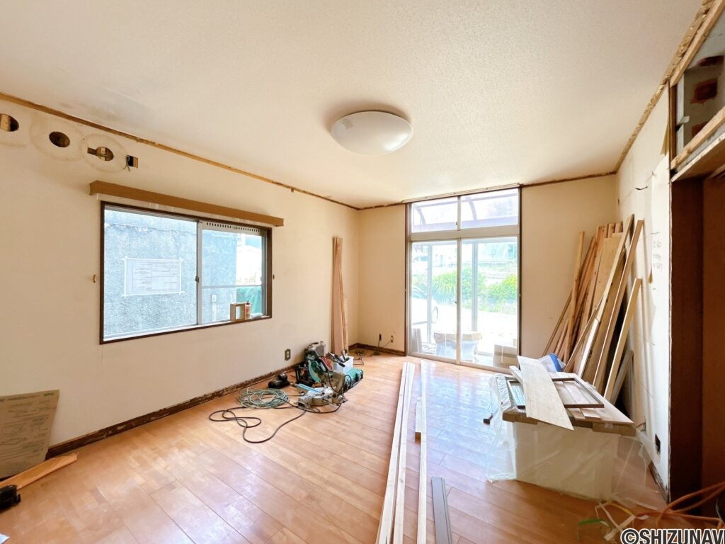 【リフォーム中/LDK別角度】（7/11撮影）フローリング重張、建具交換、クロス張替、照明交換を行います。