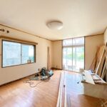 【リフォーム中/LDK別角度】（7/11撮影）フローリング重張、建具交換、クロス張替、照明交換を行います。