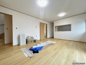 【リフォーム中/リビング】フロアタイルの上張り、壁・天井のクロス張替え、照明の交換を行います。内装と設備を一新し、毎日の暮らしをより快適に過ごせる空間へとリフォームを進めています。