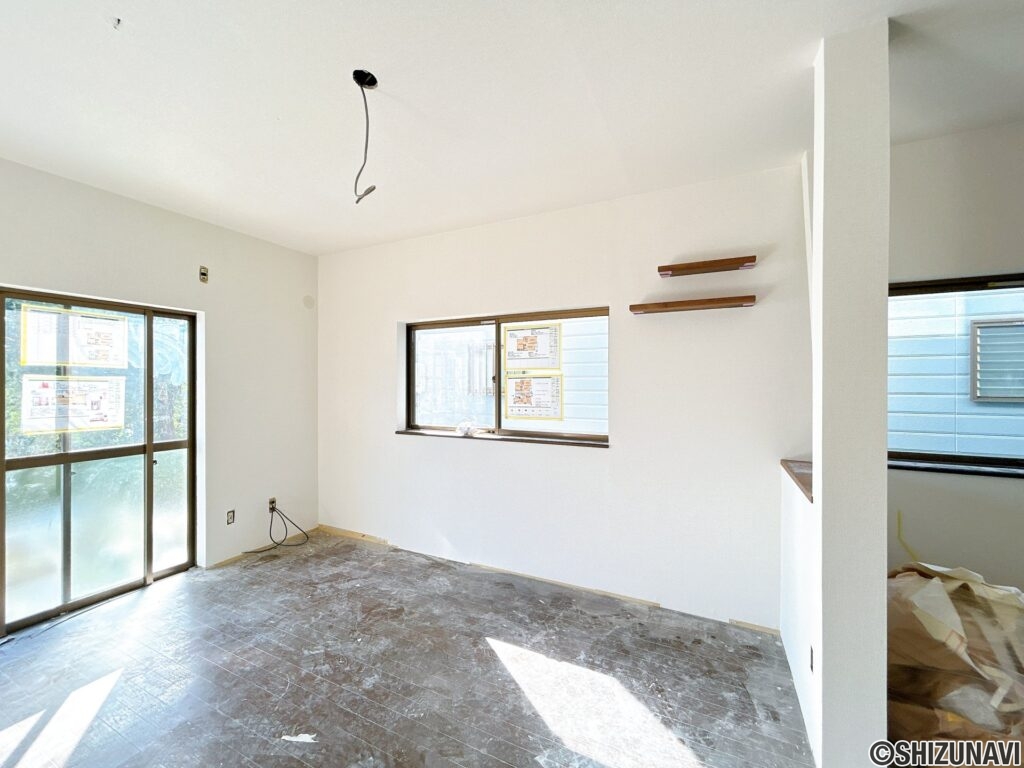 【リフォーム中/LDK別角度】（10/3撮影）クロス張替が完了いたしました。これからフロアタイル上張り、照明交換を行う予定です。家具の配置がしやすい縦長のLDKとなっております。南側の窓からは明るい日差しが差し込みます。