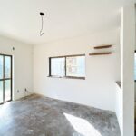 【リフォーム中/LDK別角度】（10/3撮影）クロス張替が完了いたしました。これからフロアタイル上張り、照明交換を行う予定です。家具の配置がしやすい縦長のLDKとなっております。南側の窓からは明るい日差しが差し込みます。