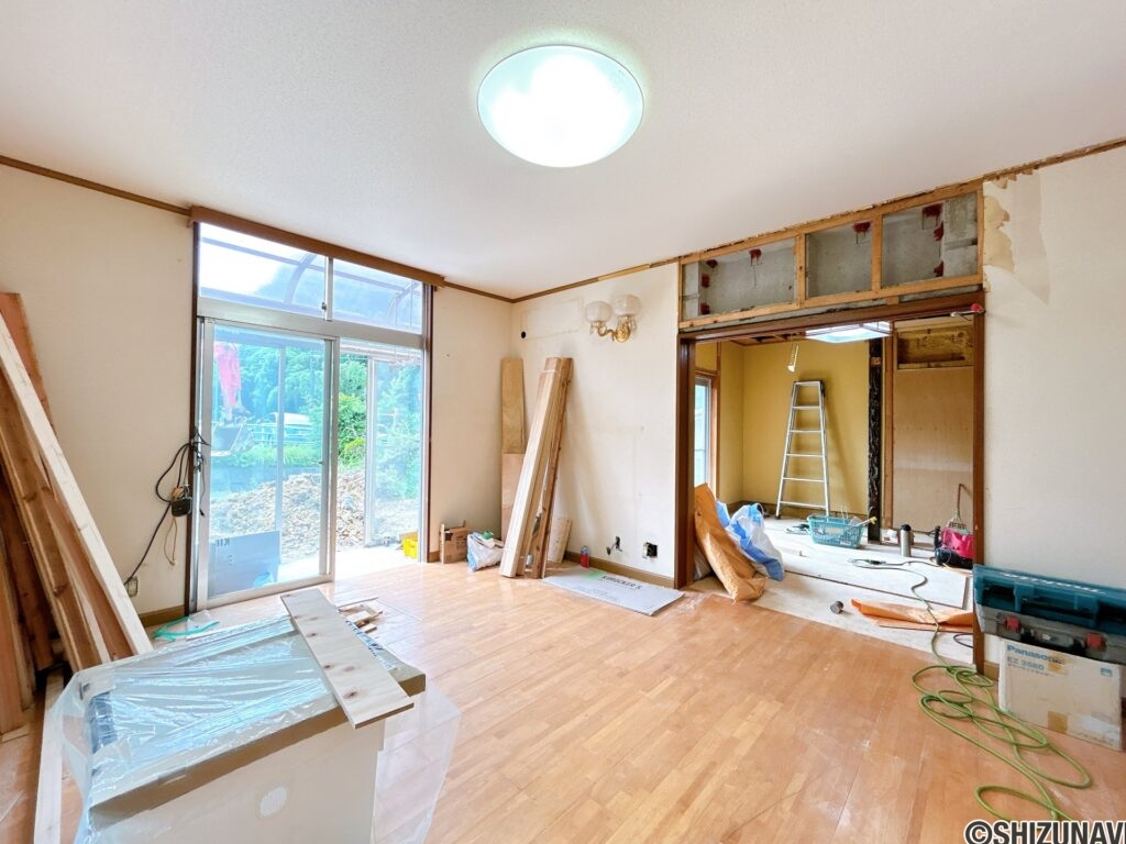 【リフォーム中/LDK別角度】（6/29撮影）フローリング重張、建具交換、クロス張替、照明交換を行います。