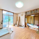 【リフォーム中/LDK別角度】（6/29撮影）フローリング重張、建具交換、クロス張替、照明交換を行います。